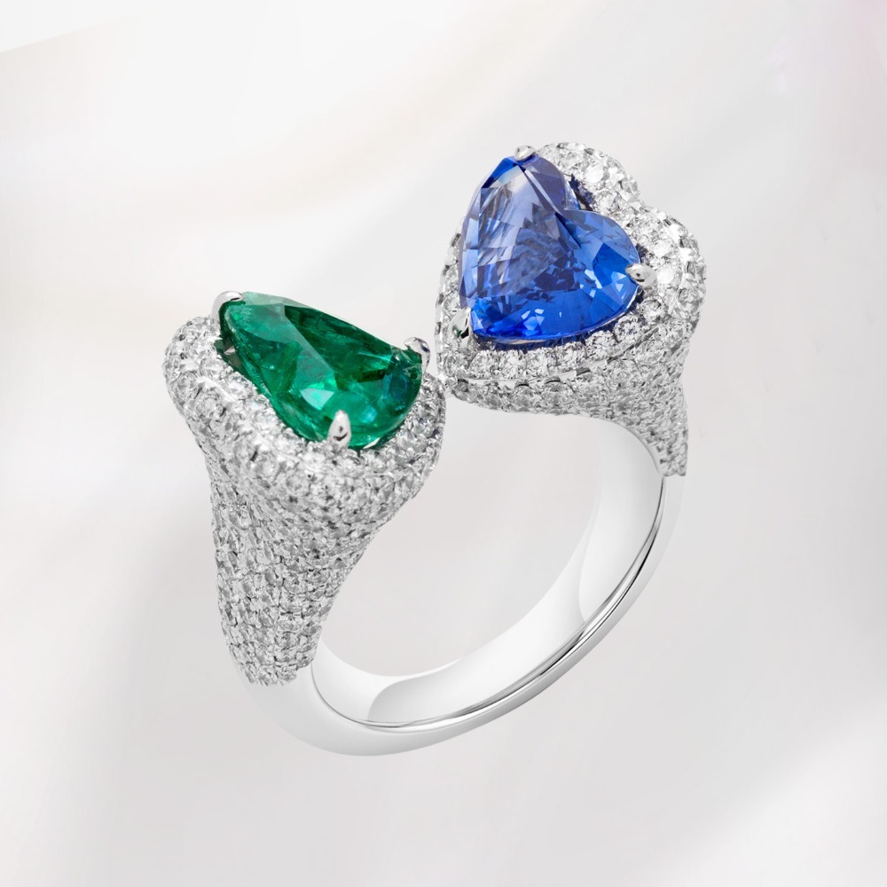 Ring with blue sapphire, emerald and diamonds