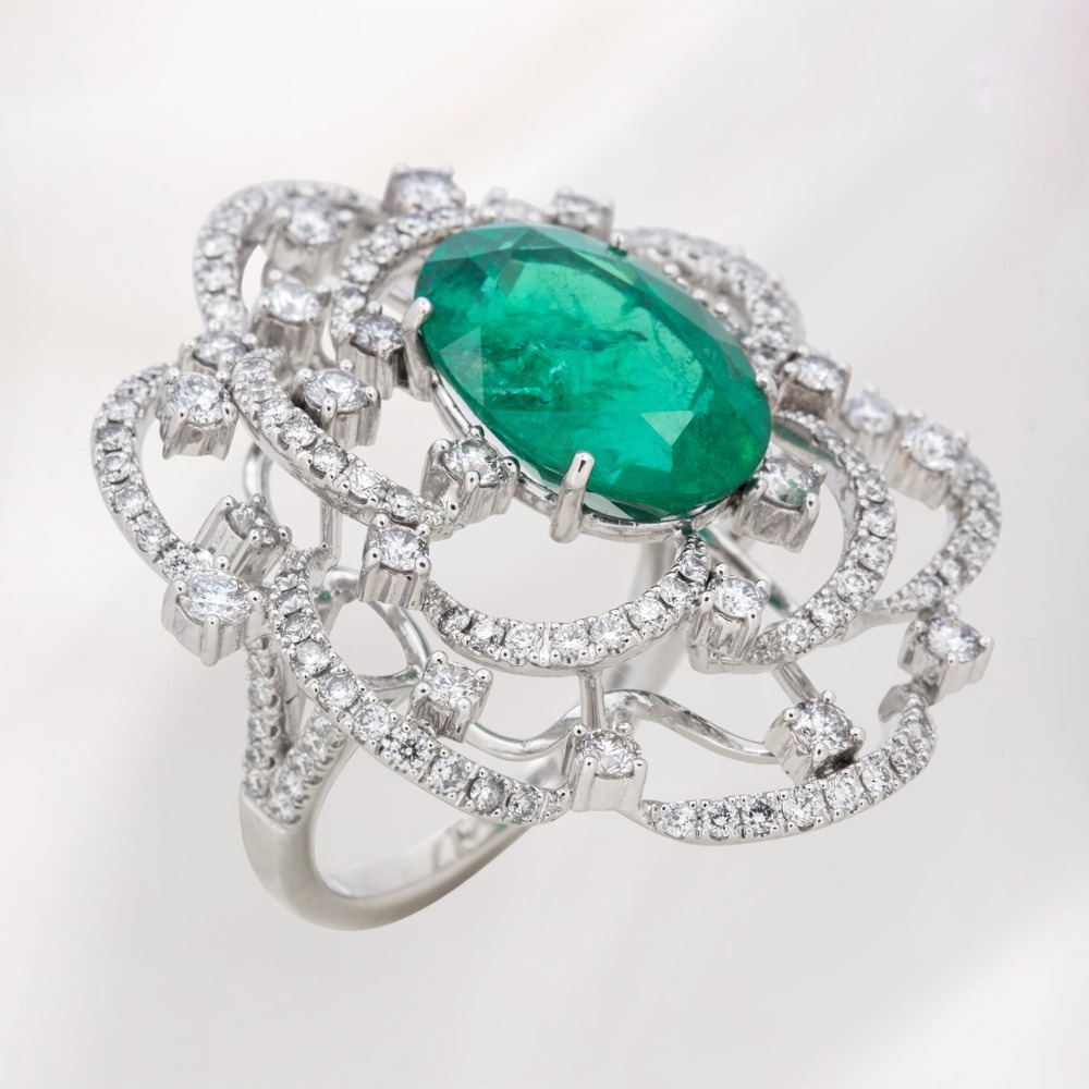 Ring with emeralds and diamonds