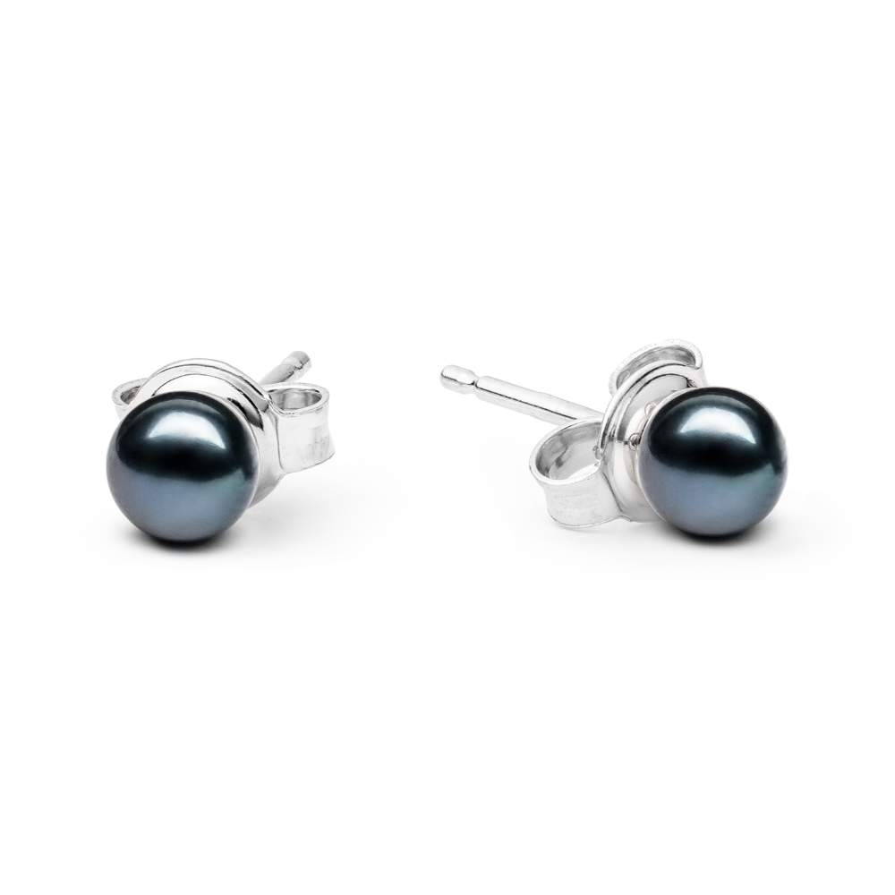 Stud silver earrings with 5mm natural pearl