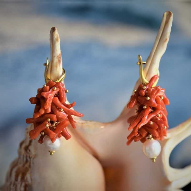 Orecchini con corallo e perle